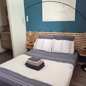 * Comme à La Maison * , Landaul France